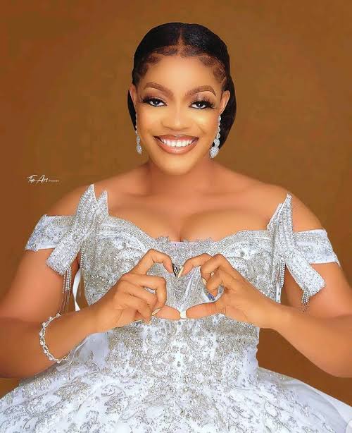 Actress Real Eva Esin is married. 