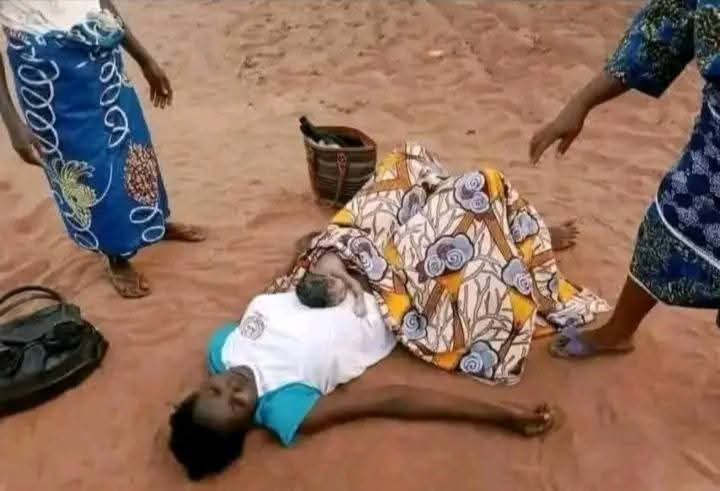 Jubilation as Woman  delivers baby by the roadside. 