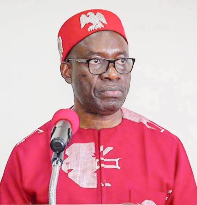 Drama as Governor Soludo threaten Onitsha traders. 