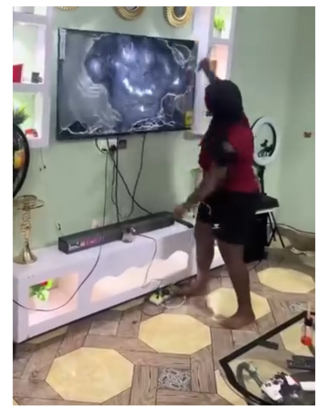 See what Angry Girlfriend did to her Boyfriend. 