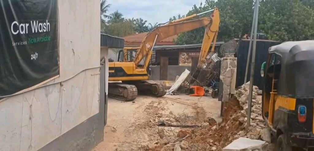 Drama as Anambra State Government demolish Bothel.