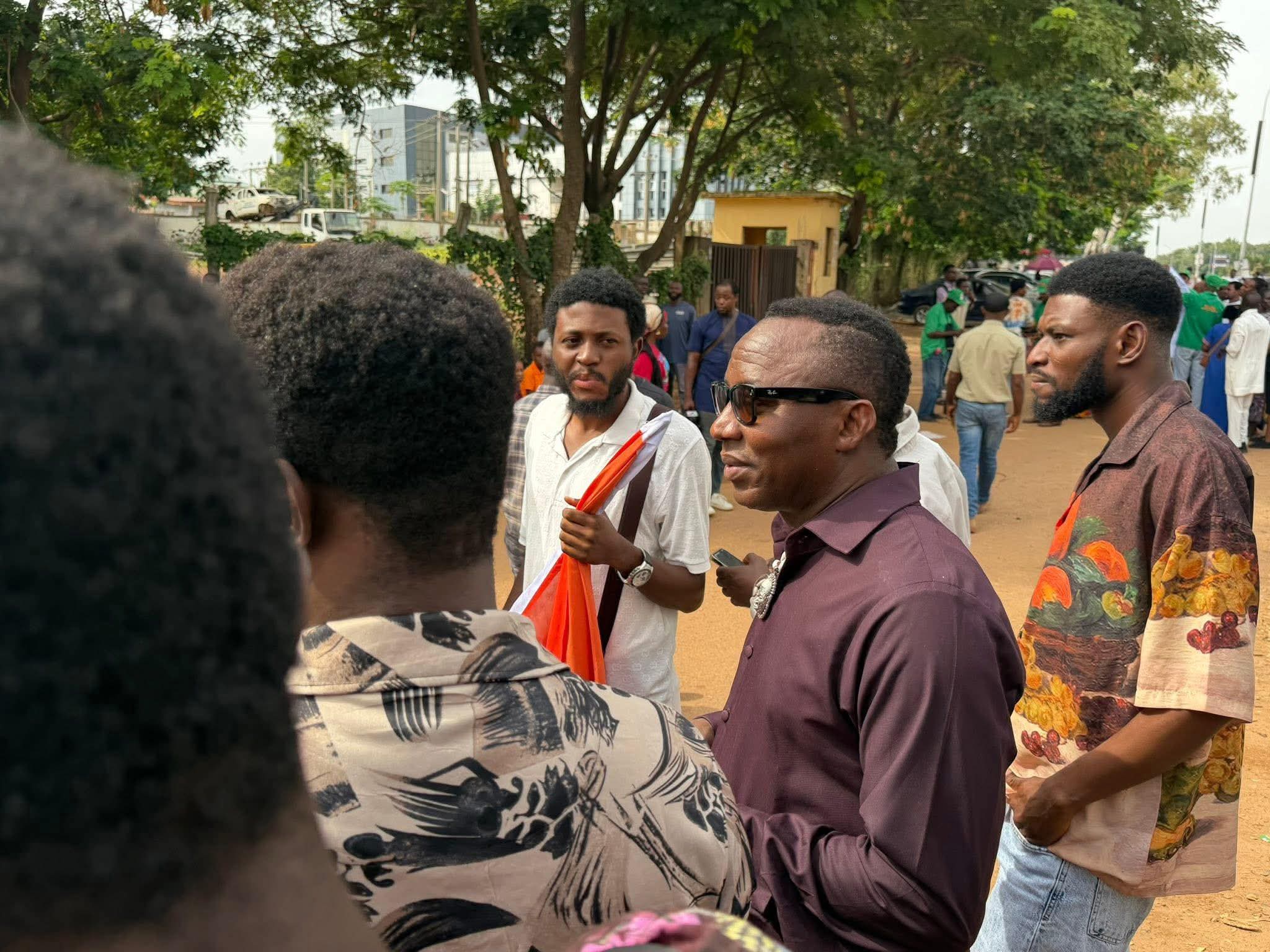 Nigerian Activist,  Mezie reveals how Sowore was shot by Nigerian police. 